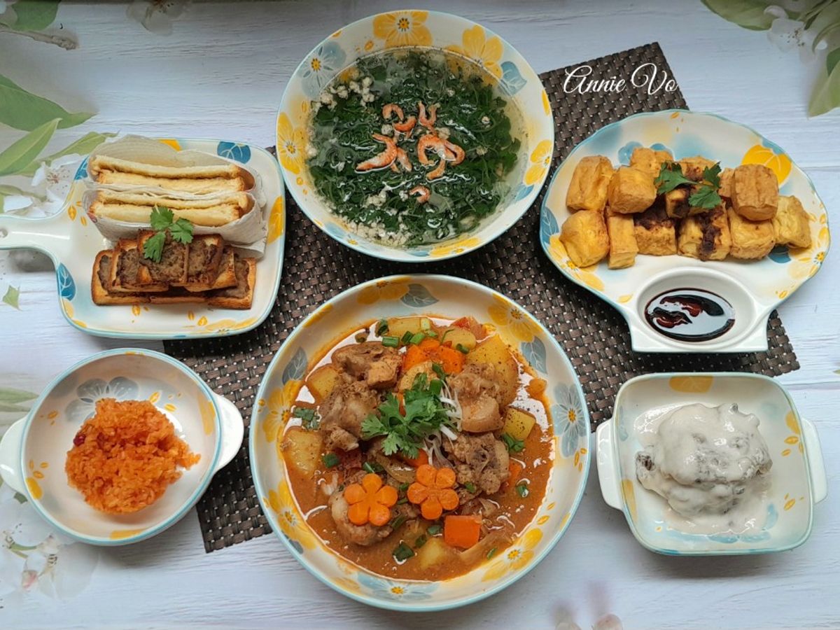 Cơm nhà với các món từ pate