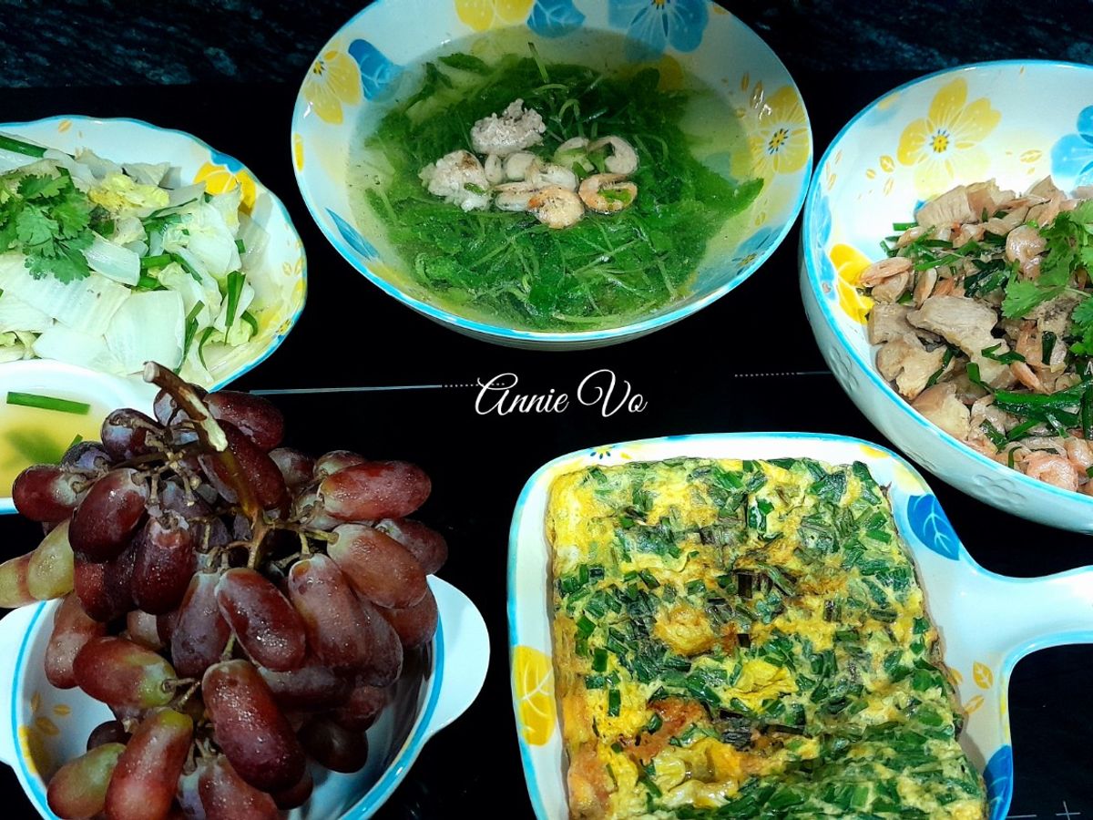 Bữa cơm nhiều món với lá hẹ