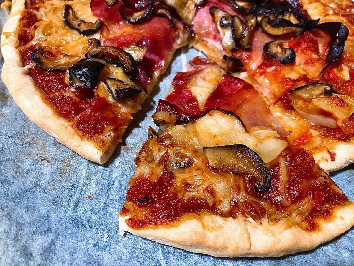 Pizza Đế Mỏng Với Sốt Cà Homemade, Nấm, & Thịt Nguội
