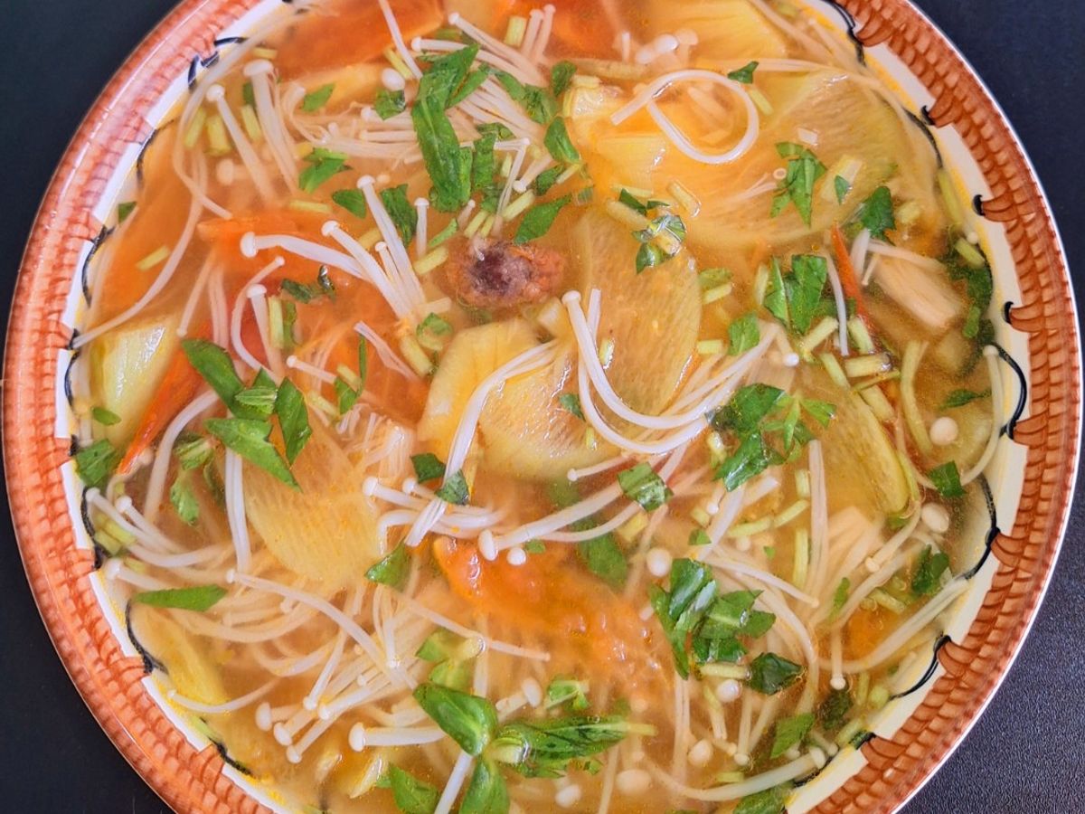 Canh chua nấm kim châm