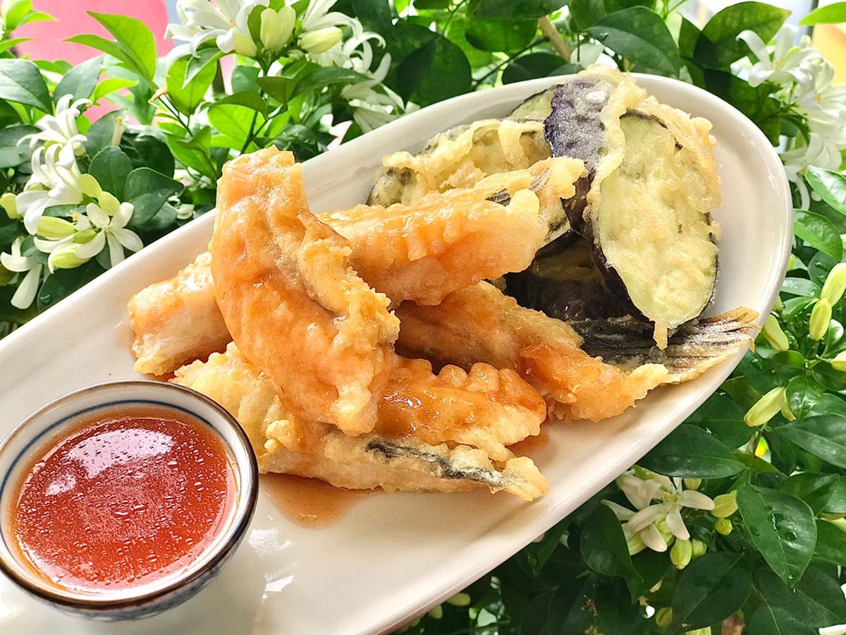 Lườn cá hồi chiên giòn sốt chua ngọt