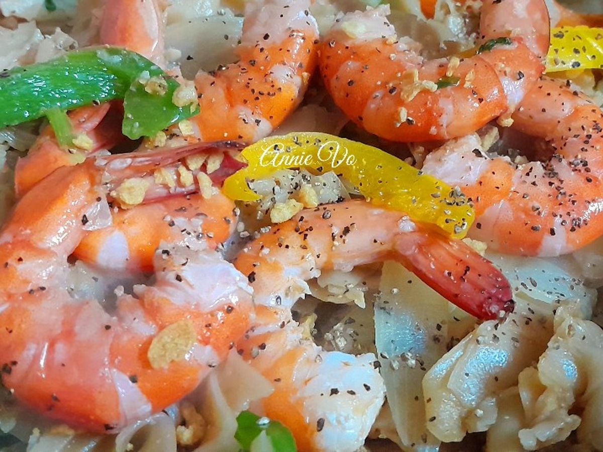 Bánh đa đỏ xào tôm
