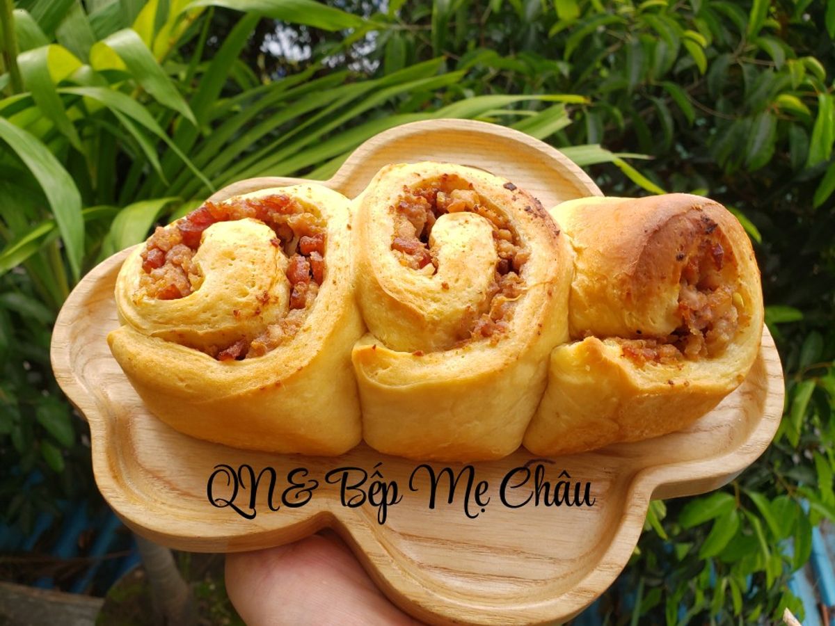 Bánh mì mềm cuộn thịt