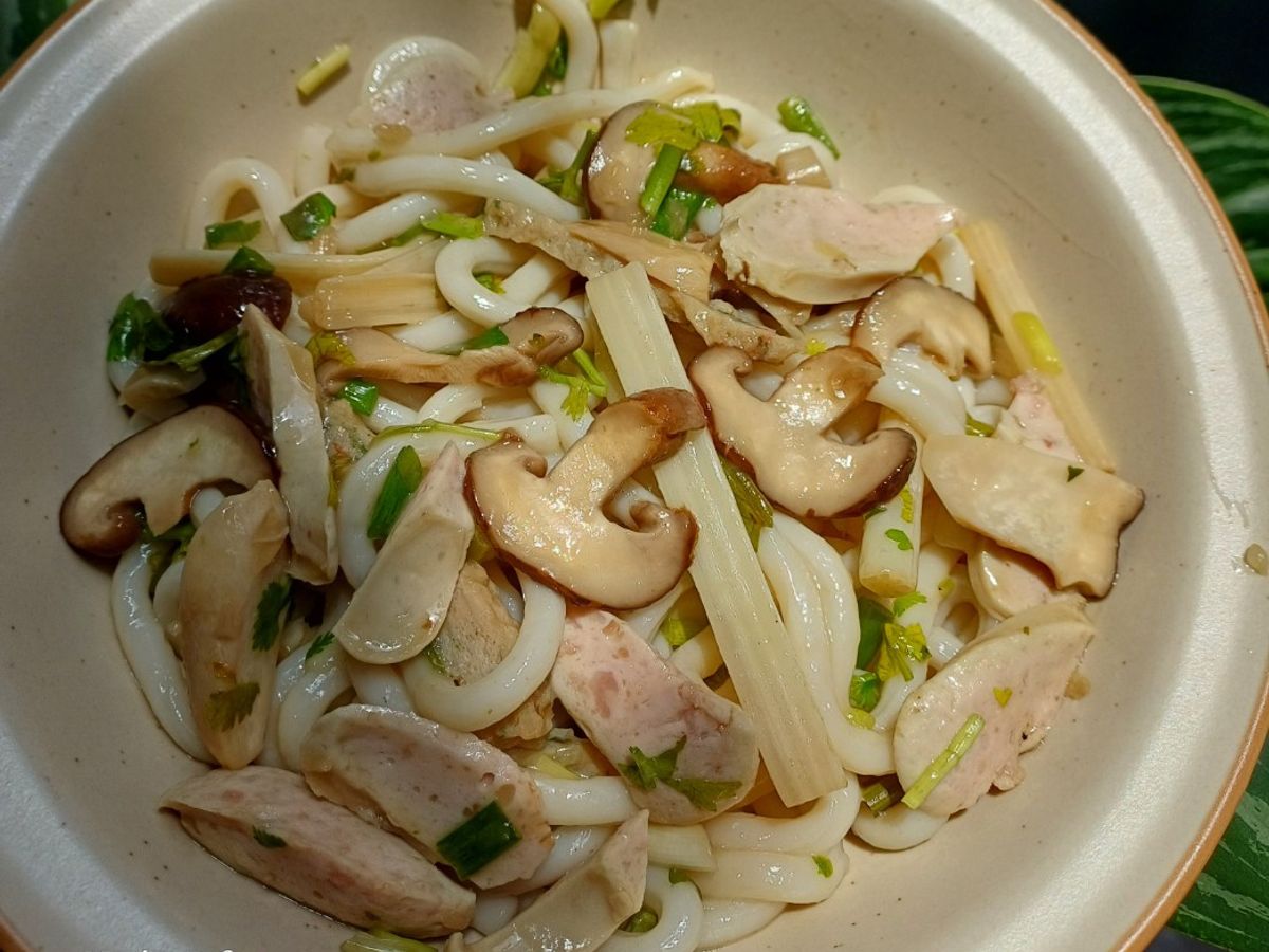 Mì udon xào nấm tươi, ngó sen, chả cá, xúc xích