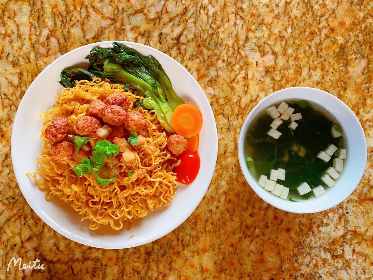 Mì trộn cá viên chiên rim nước mắm tỏi