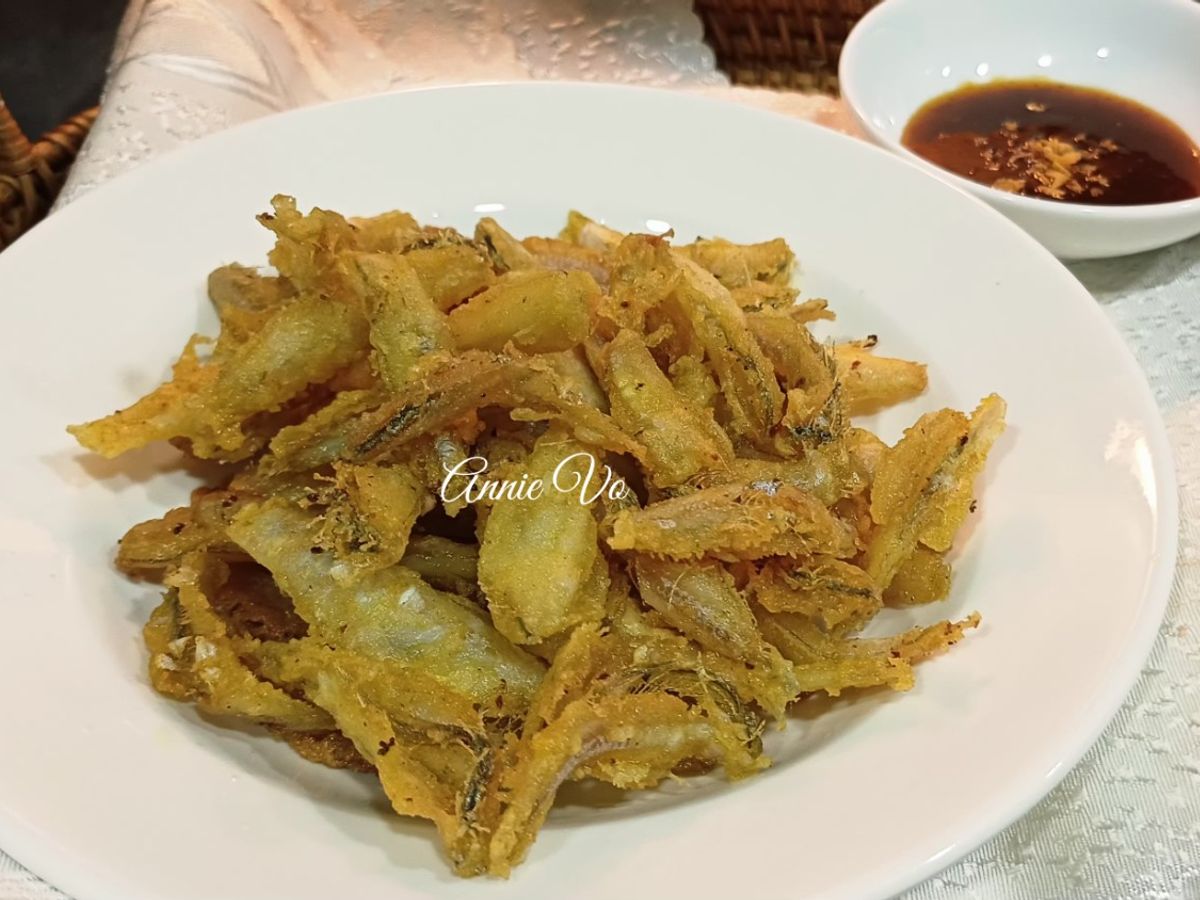 Cá cơm chiên giòn chấm sốt Thái