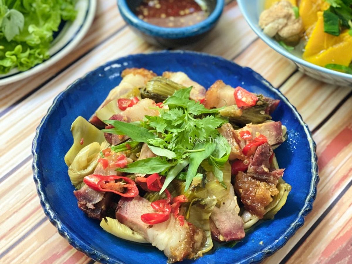 Heo Quay Xào Cải Chua