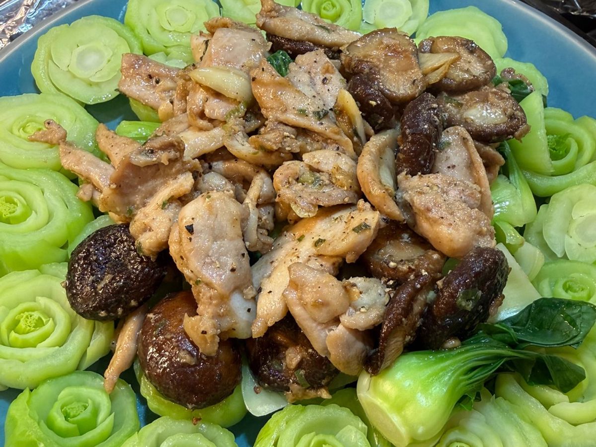 Gà xào nấm cải thìa