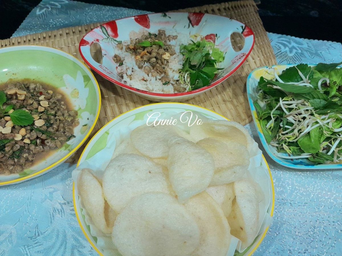 Cơm hến và hến xúc bánh phồng tôm