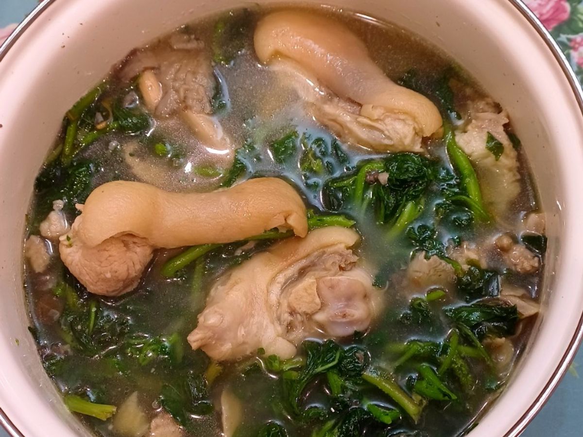 Canh rau tầm bóp nấu móng giò