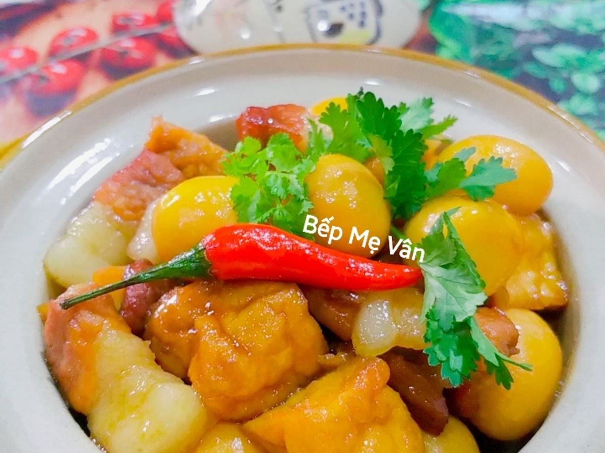 Thịt kho trứng cút và đậu hủ