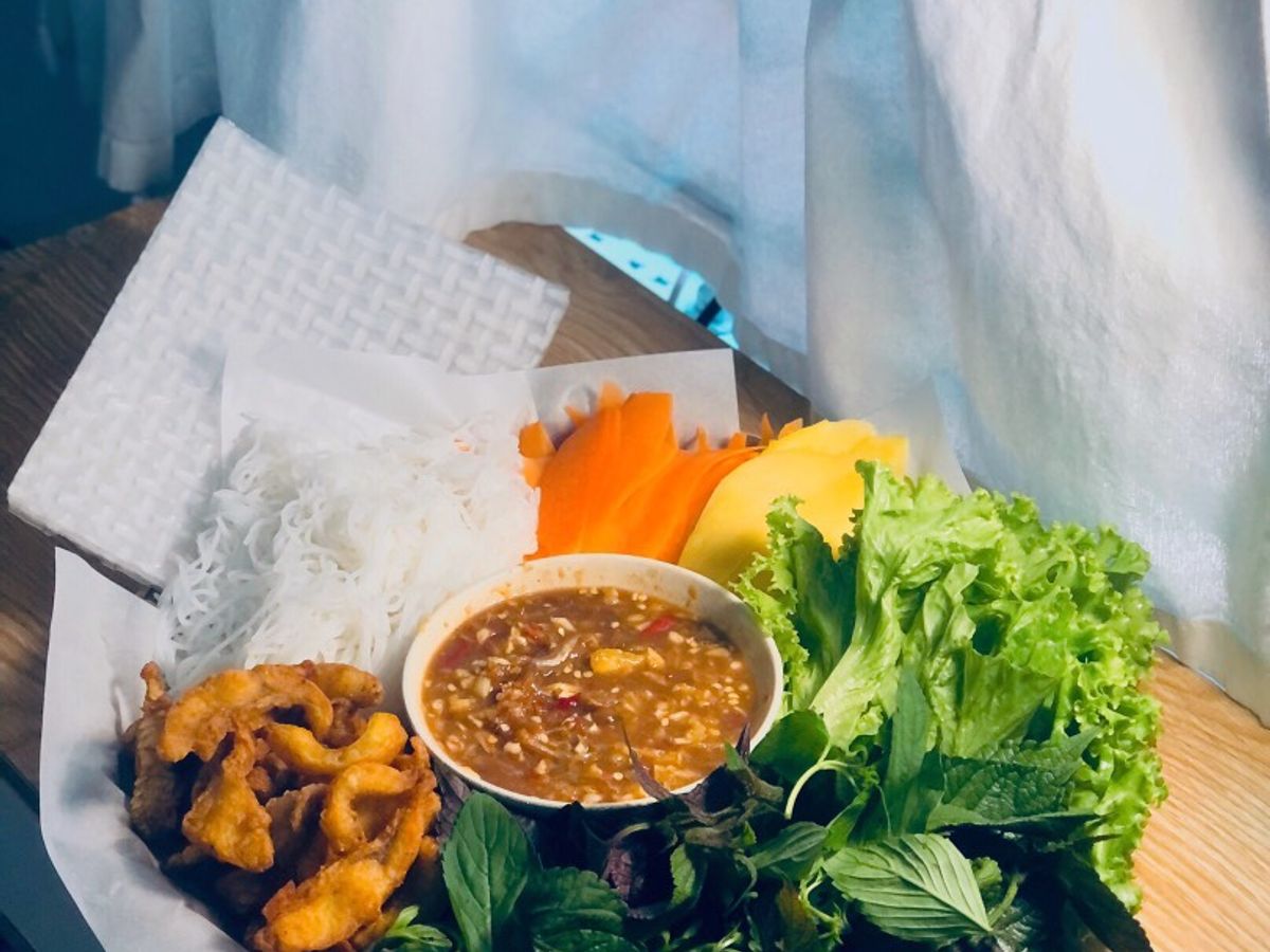 Cá diêu hồng chiên giòn chấm mắm nêm cá cơm
