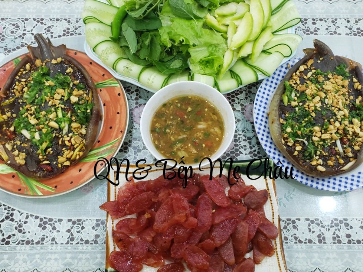 Cá đuối nướng cuốn bánh tráng rau sống