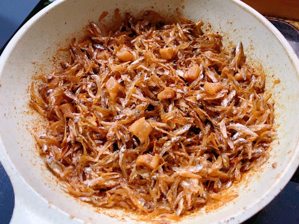 Khô cá cơm rim nước mắm, tóp mỡ