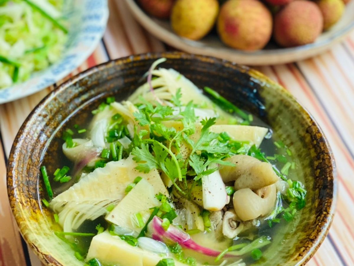 Canh Giò Heo Nấu Măng Tươi
