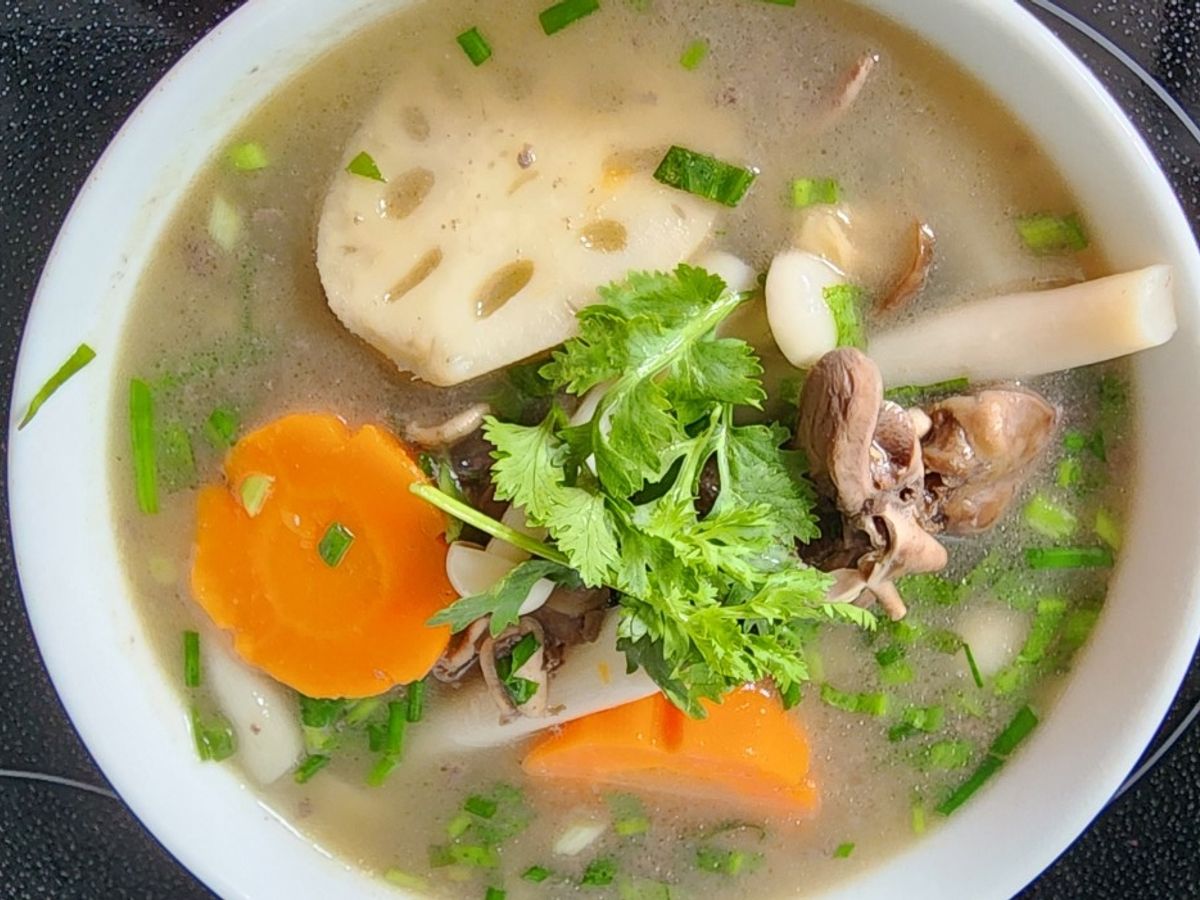 Canh tim gà hầm nấm củ sen
