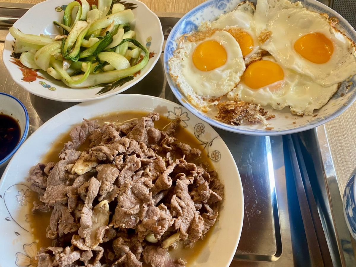 Mâm cơm EatWell: Bò xào, trứng ốp, cải chíp xào