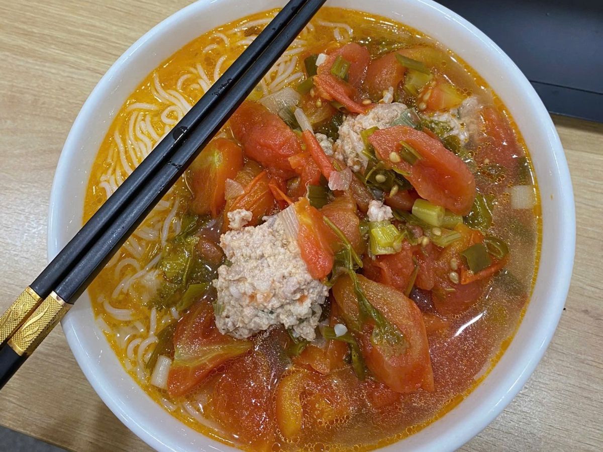 Bún thịt viên cà chua