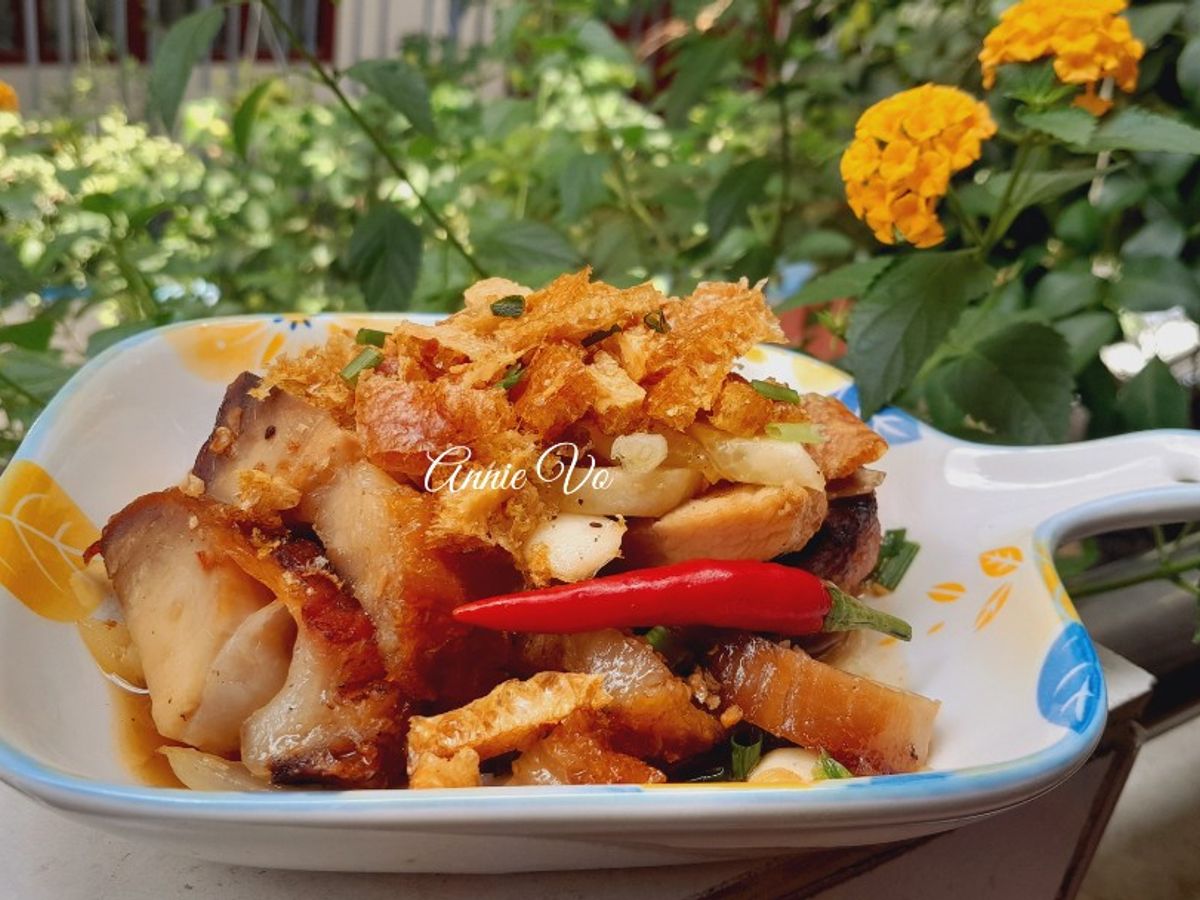 Heo quay da giòn xào dưa leo hành tây