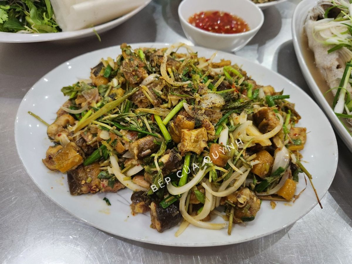 Lươn đồng xào rau ngổ