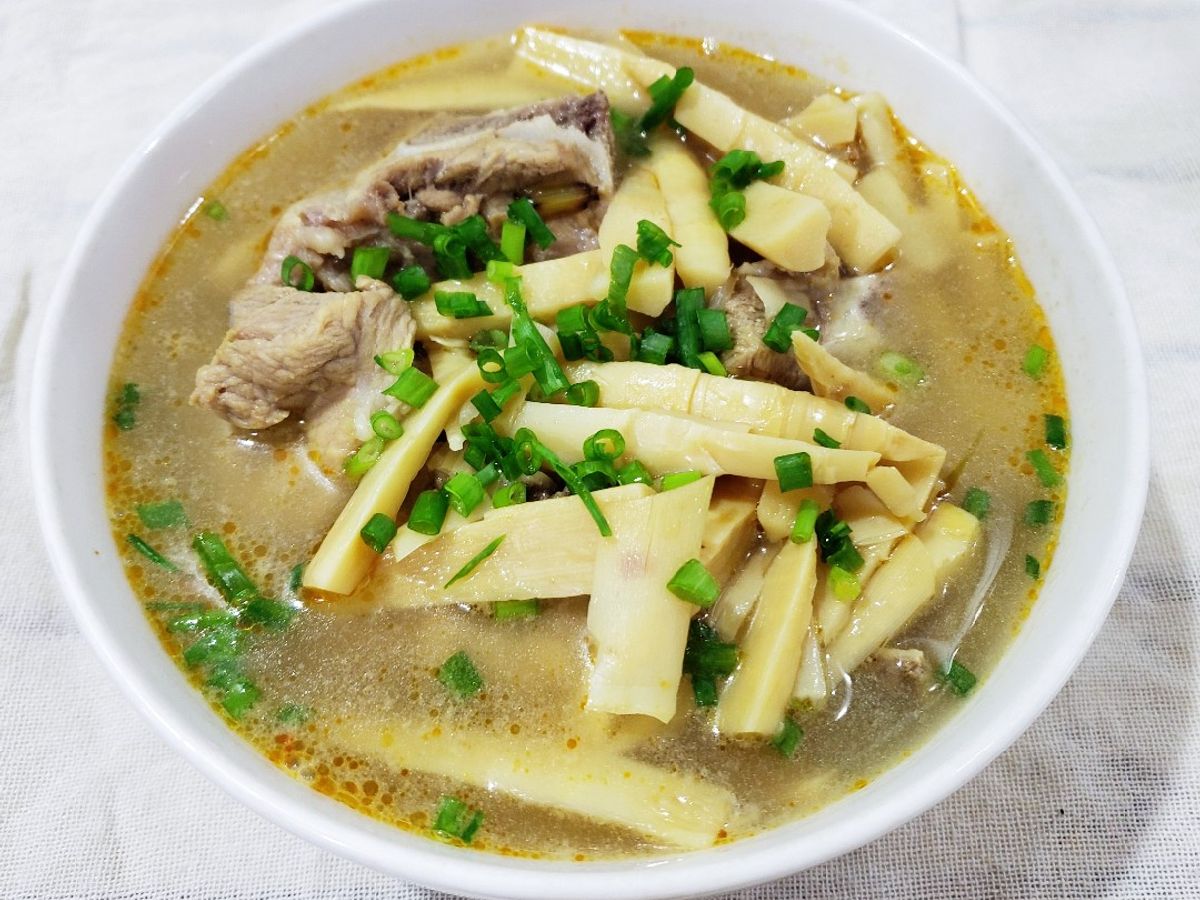 Măng sặt nấu canh xương heo
