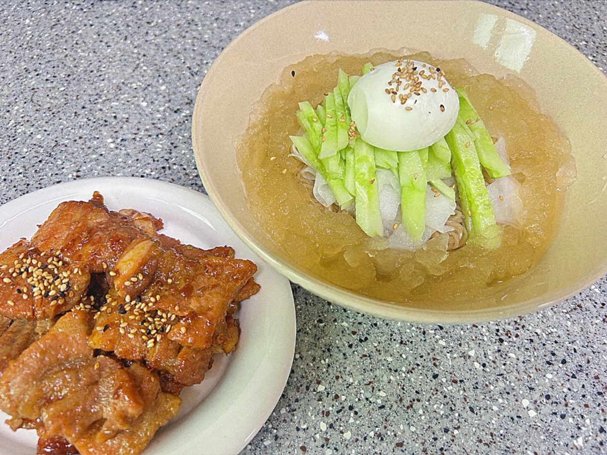 Mì lạnh ăn kèm thịt nướng sốt bulgogi