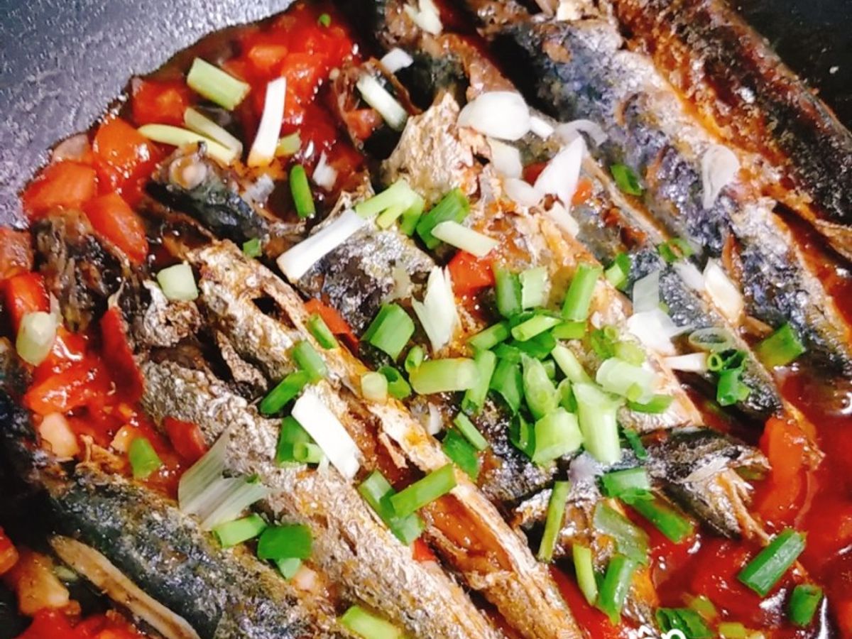 Cá nục chuối chiên xốt cà chua