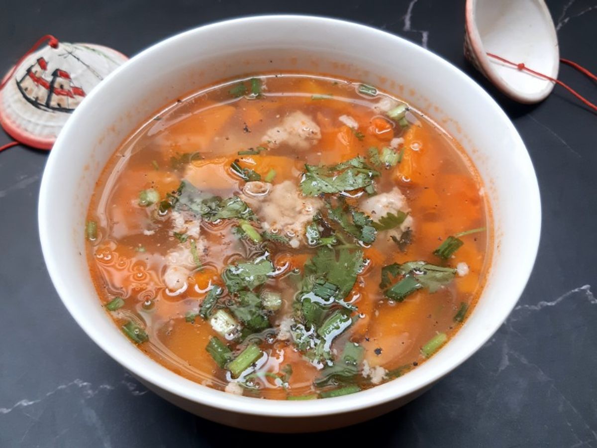 Canh bí đỏ nấu thịt xay đơn giản