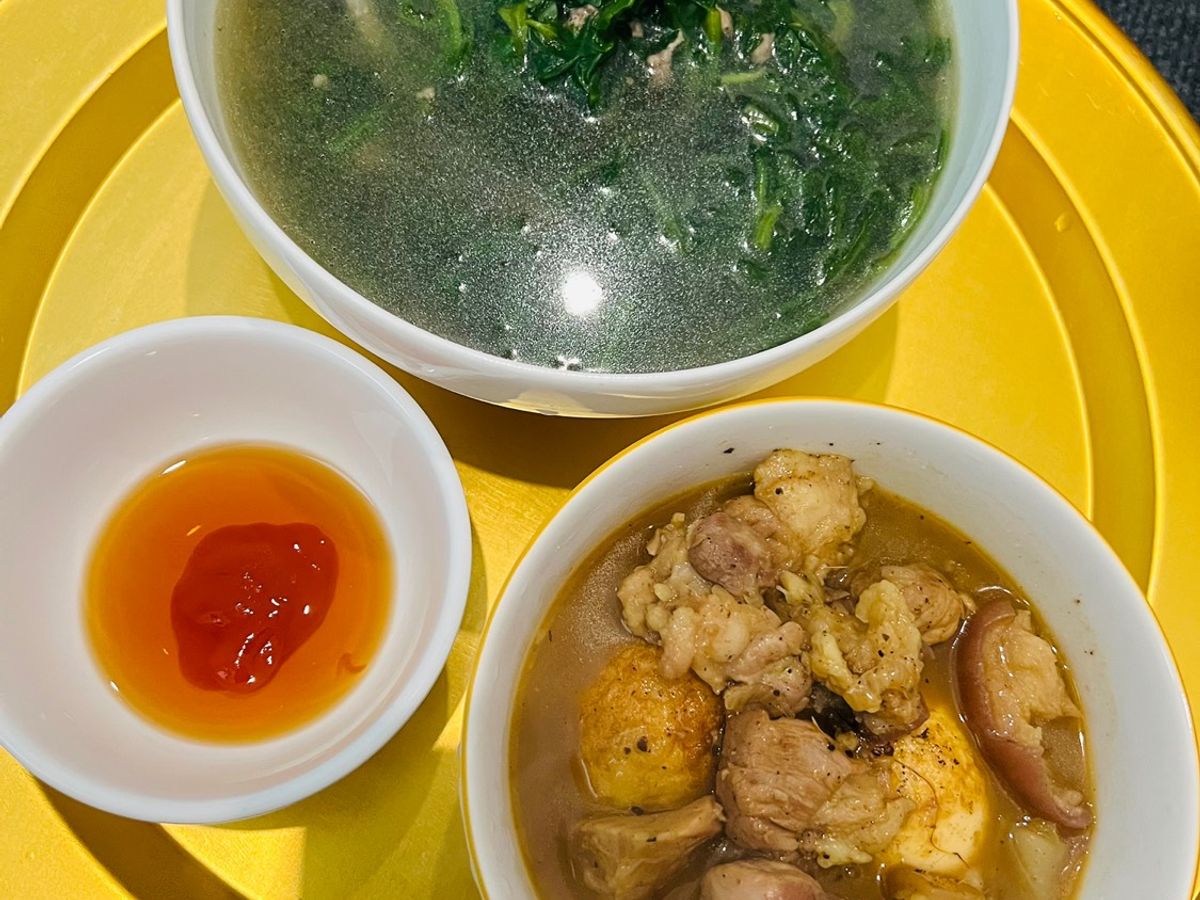 Thịt kho trứng và canh cải cúc thịt băm