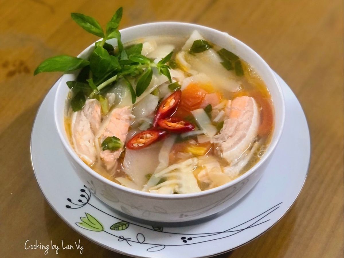 Canh lườn cá hồi nấu măng chua