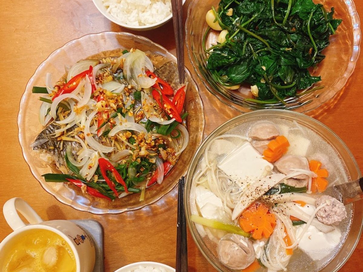 Menu gia đình hàng ngày 04
Cá chẽm hấp canh đậu hũ thịt viên nấm kim châm, rau lang xào tỏi
