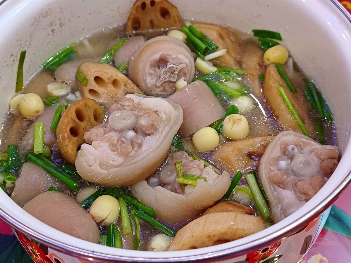 Đuôi heo nấu hạt sen, củ sen