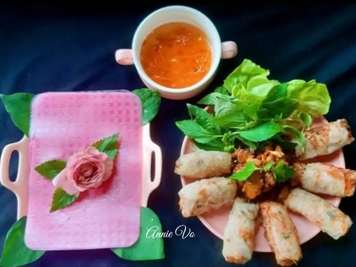Chả giò, thịt nướng cuốn bánh tráng thanh long