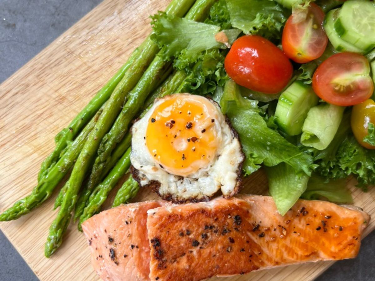 Cá Hồi Áp Chảo Với Bơ - Ăn Kèm Măng Tây và Salad