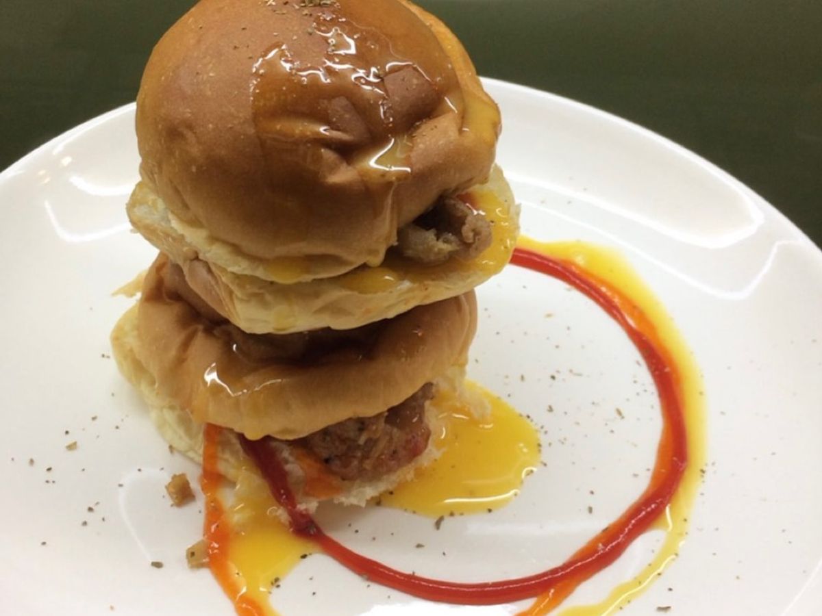 Burger thịt nướng xốt trứng