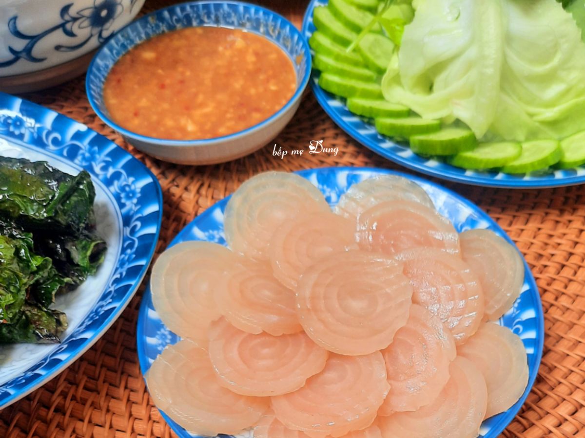 Da heo luộc chấm mắm nêm
