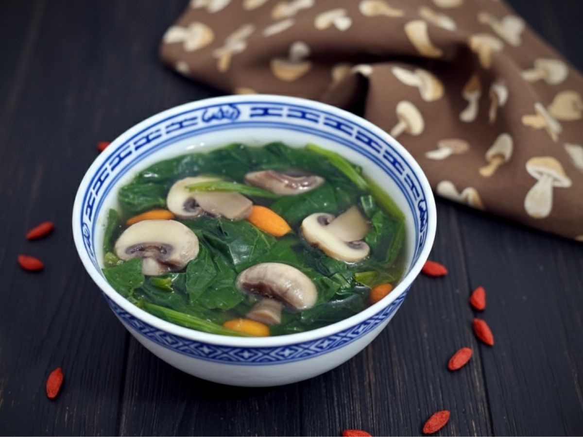 🌱 Canh Rau Chân Vịt Nấm Mỡ Kỷ Tử