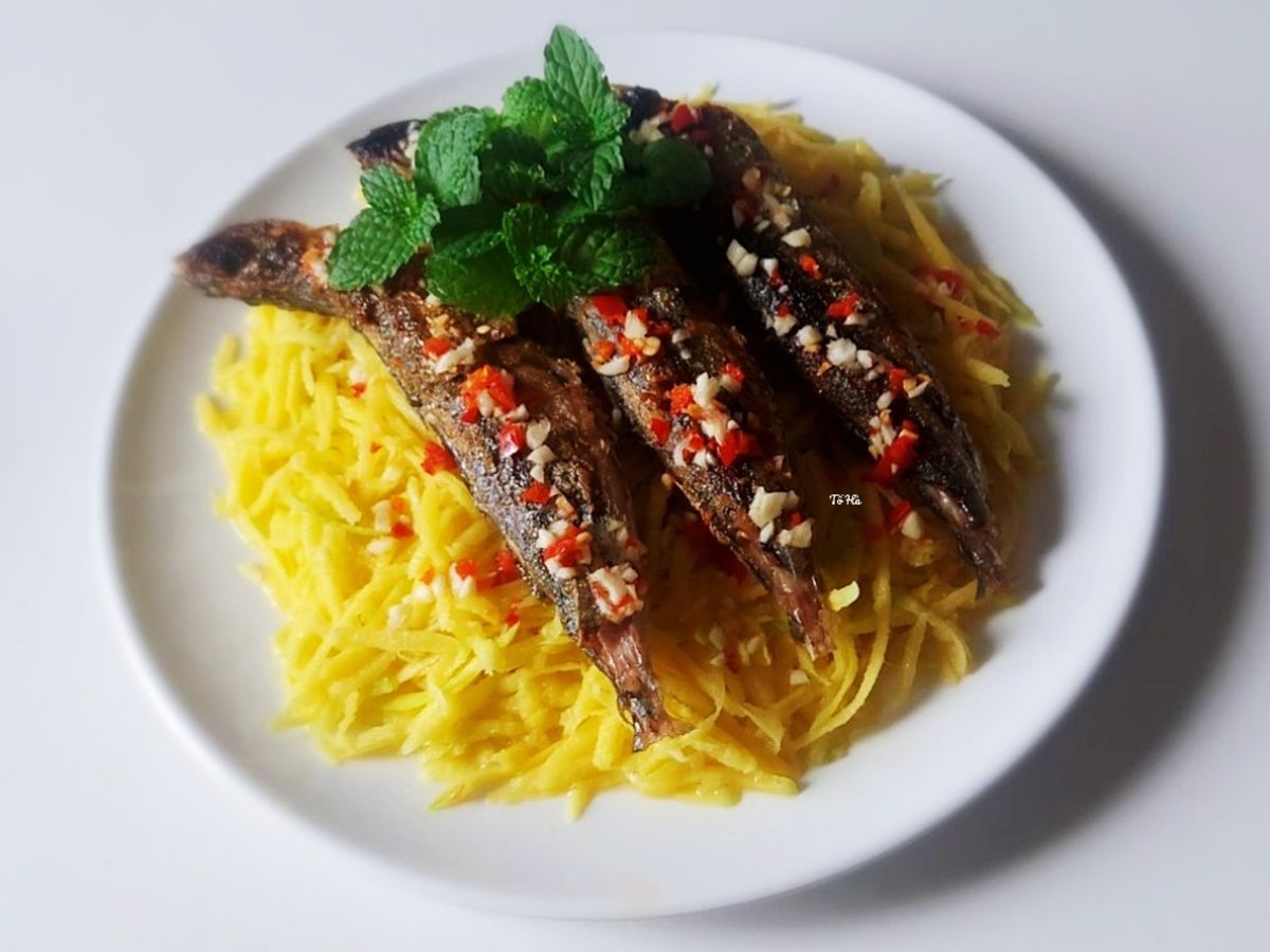 Cá NỤC chiên giòn với mắm xoài