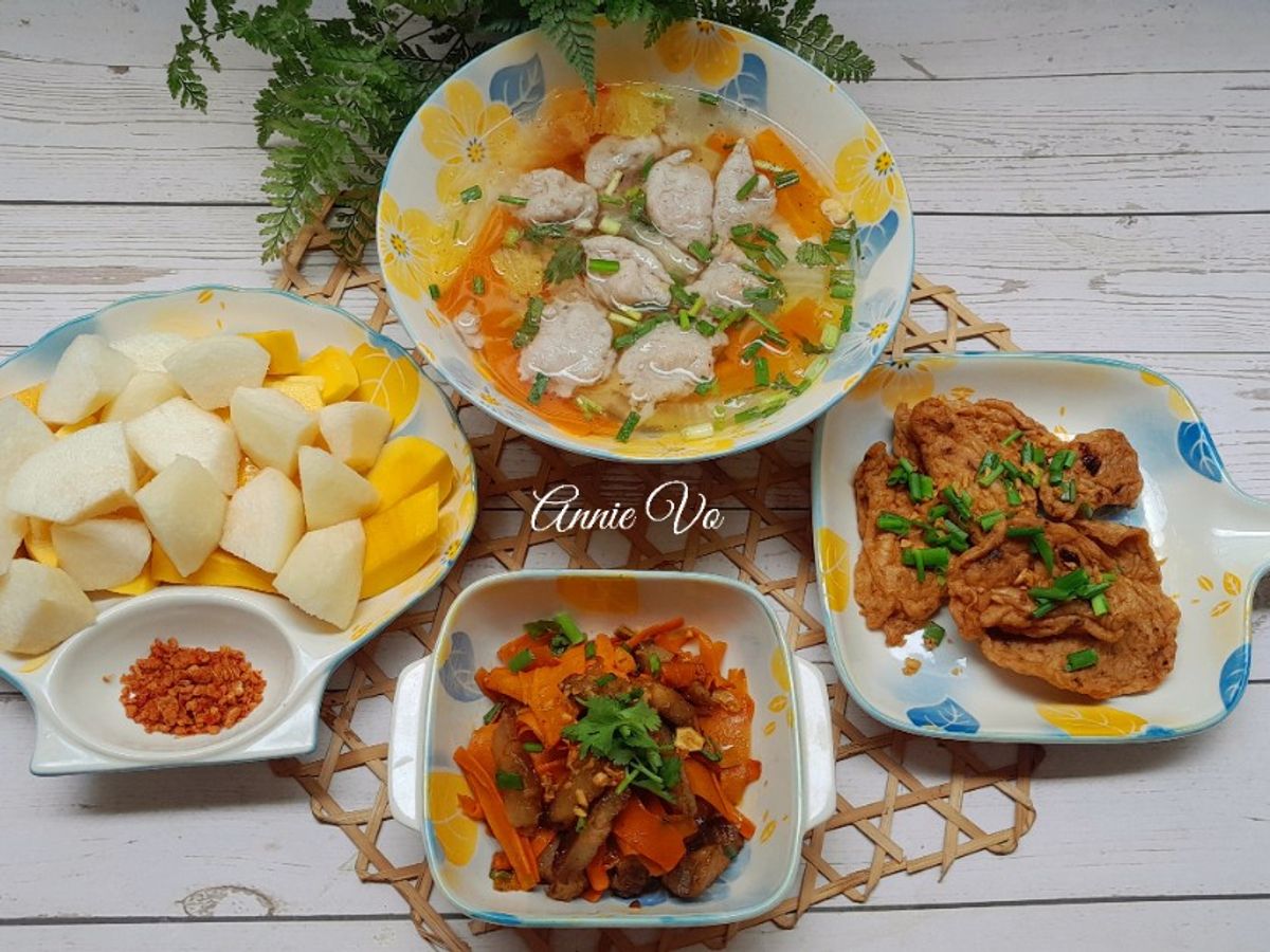 Cơm nhà với các món chả cá