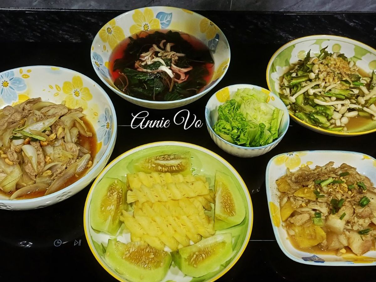 Cơm nhà với các món từ cá cơm và đậu rồng