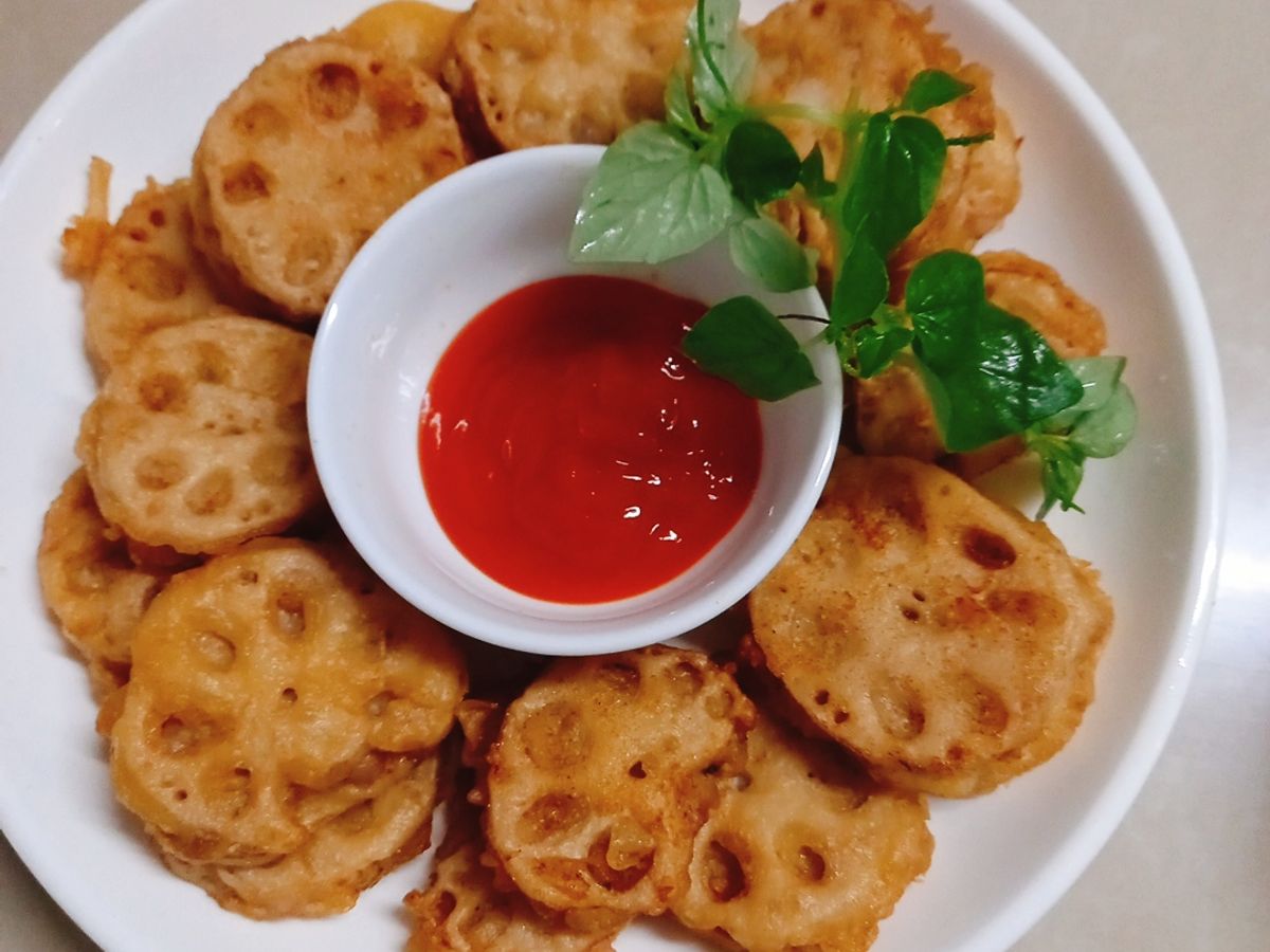 Củ sen kẹp thịt chiên giòn