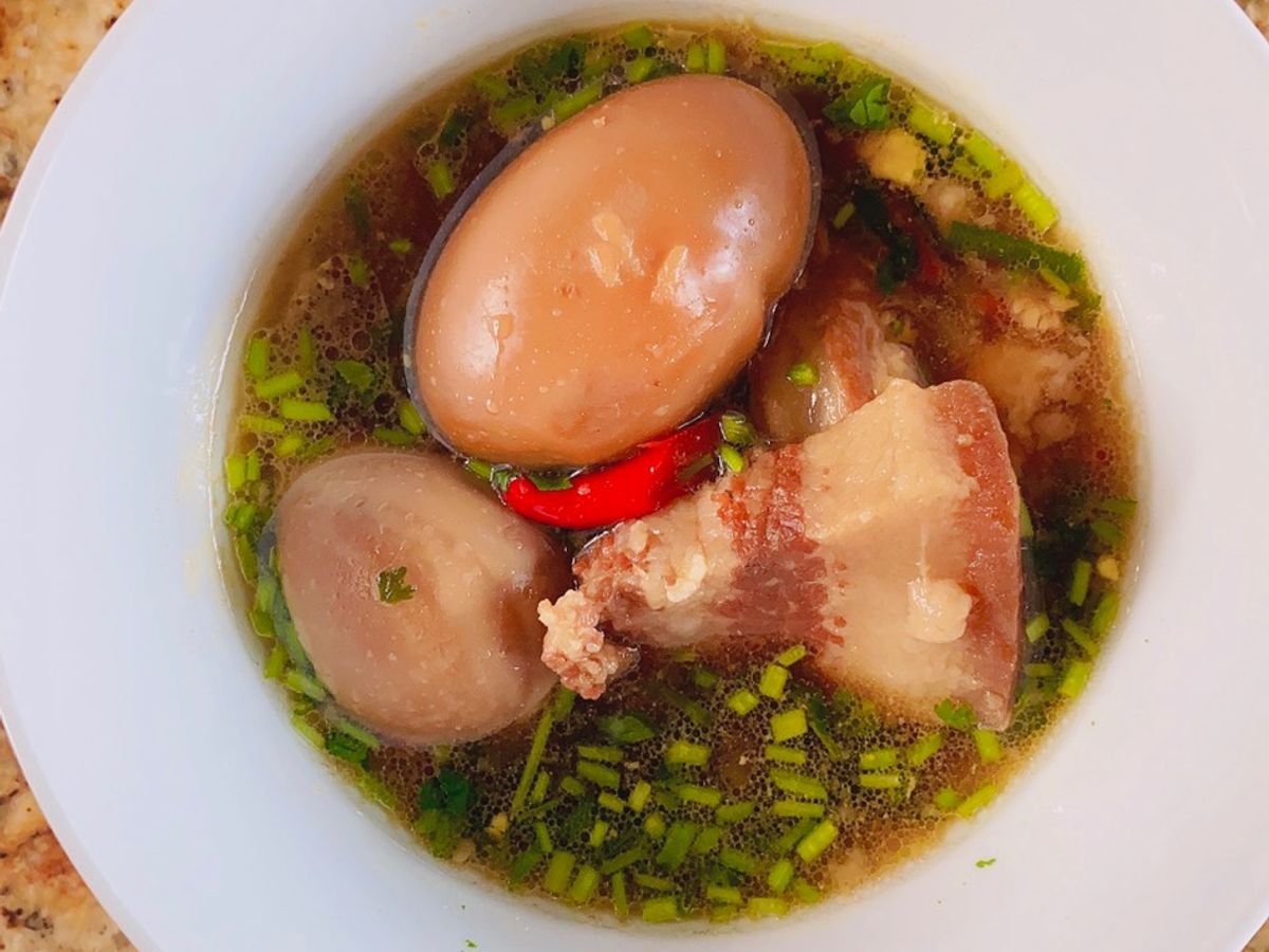 Thịt ba chỉ heo kho trứng
