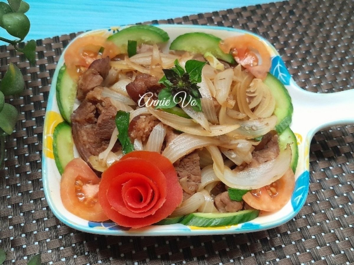 Thịt xào củ hành trộn dưa leo cà chua