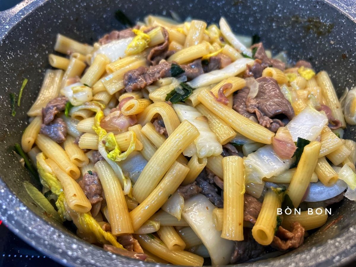 Nui Xào Bò Cải Thảo