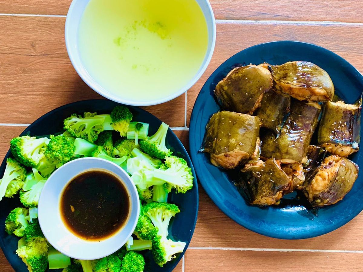 Cá chình kho tiêu ăn kèm bông cải xanh luộc