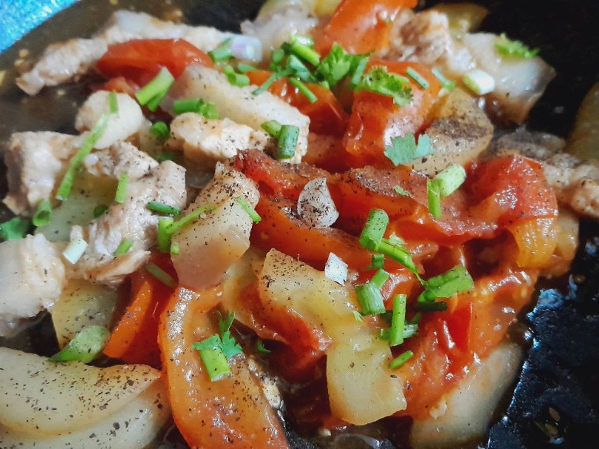 Thịt vai xào cà chua dưa leo