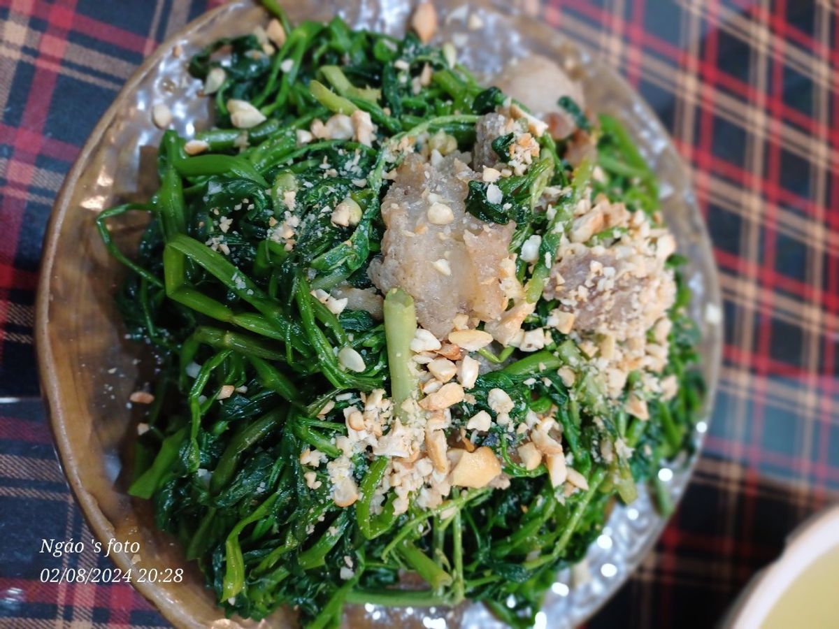 Rau muống xào tóp mỡ