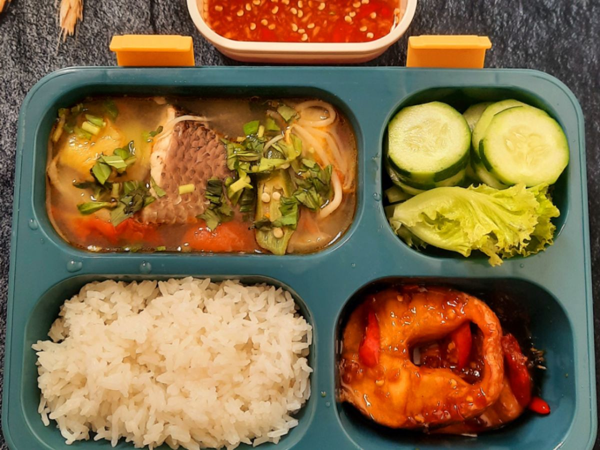Hộp cơm vui vẻ 3 (cá lóc kho, canh chua cá lóc và rau xà lách)