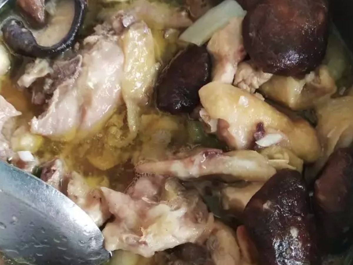 Gà hấp nấm hương