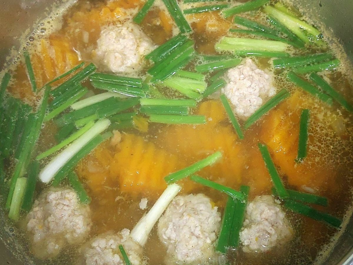 Canh bí đỏ nấu mọc tôm thịt